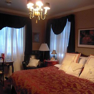 Zimmer mit Kingsize-Bett